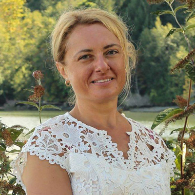 Dr. Andrea Varju